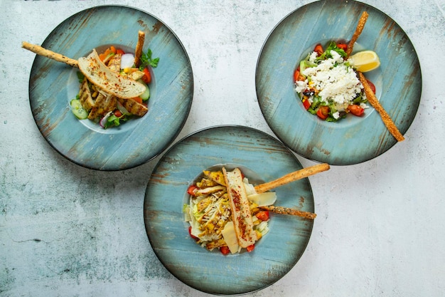 Trzy talerze z potrawami